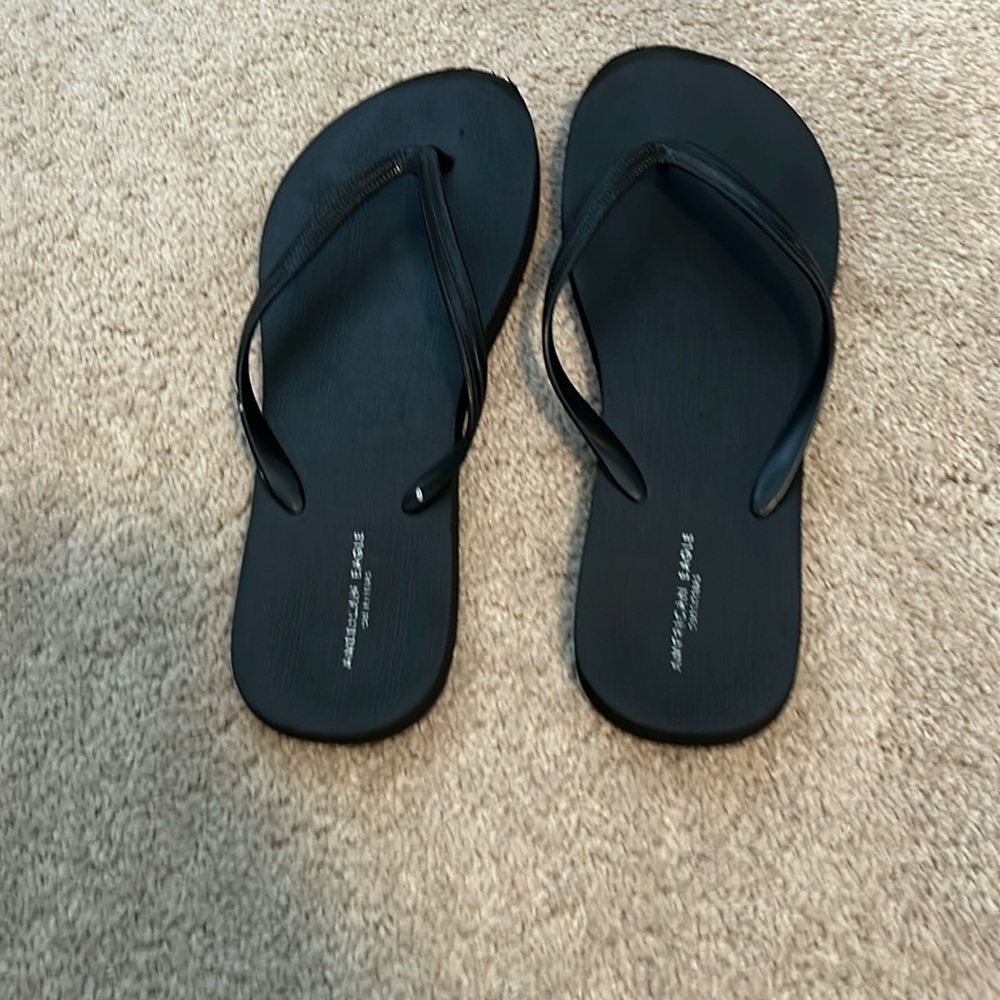 American Eagle Black Flip-flops
